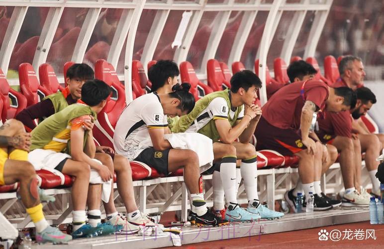 国足抵达马来西亚 当晚首训一丝不苟